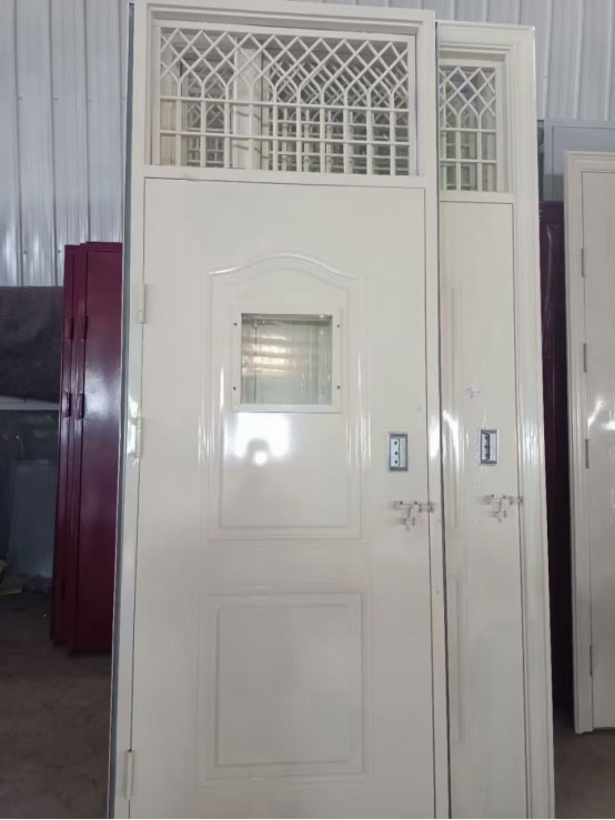 托喀依乡学校教室门