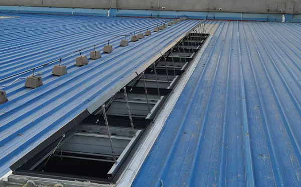 某城市大型商业综合体中庭托喀依乡排烟窗工程