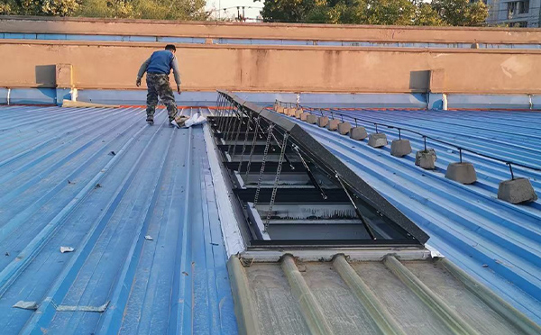 某区域性物流仓储中心托喀依乡排烟窗系统安装项目