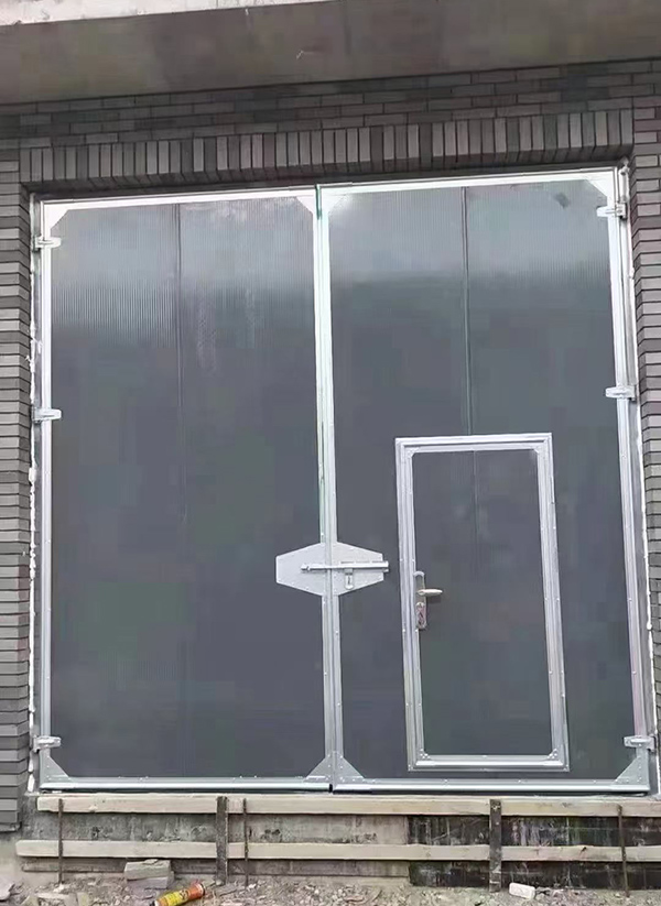 托喀依乡工业平开门在大型设备制造车间的应用实例